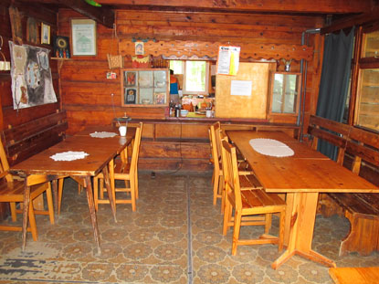 Gastraum der PTTK Wanderhütte