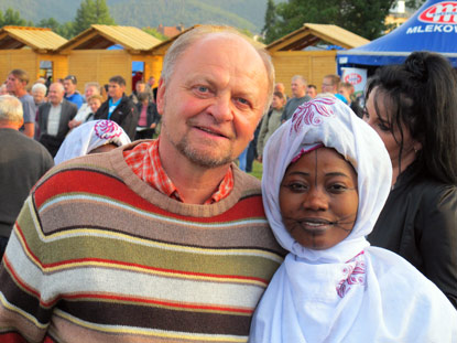 Folklorefestival in Zakopane: Auf dem Festivalgelände: Felix und die Schöne aus Benin