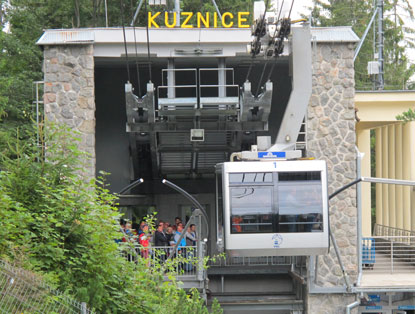 In Kuźnice liegt die Talstation der Bergbahn auf den knapp 2.000 m hohen Kasprowy Wierch