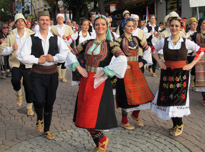 Folklorefestival in Zakopane: Auf der Flaniermeile von Zakopane tanzen verschiedene Folkloregruppen