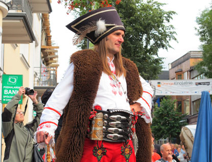 Folklorefestival in Zakopane:  Die Tänze werden von einem Zeremonienmeister beaufsichtigt. 