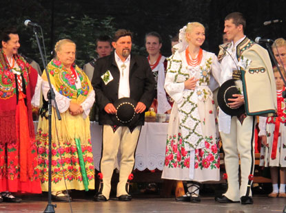 Folklorefestival in Zakopane: Goralen-Hochzeit: Das Paar steht bereit