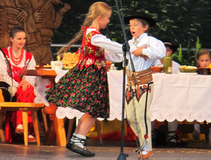 Folklorefestival in Zakopane:  Anschließend ist der Tanz der Jung-Goralen angesagt.