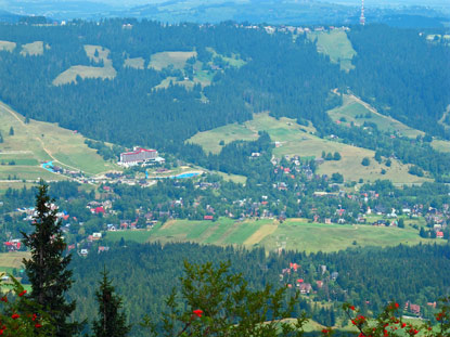 Aussicht von Sarnia Skala (1.376 m) auf Zakopane und den Höhenrücken Gubałówka