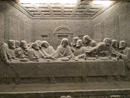 An den Seitenwänden der Kapelle stehen Nachbildungen von Kunstwerken, so das "Abendmahl" von Leonardo da Vinci.