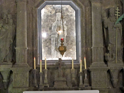 Die gesamte Ausstattung (Altaraufsatz, Skulpturen, Fachreliefe) der Kapelle besteht aus Salz. 