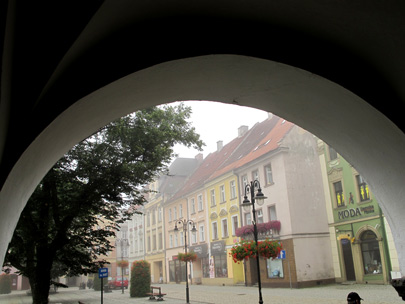 Blick durch Arkaden auf den Markt von Kamienna Góra (Landeshut).  