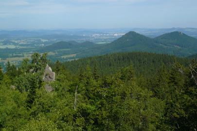 Vom Starościńskie Skały (Mariannenfelsen) blickt man  westlich auf die Góry Sokole (Falkenberge) 