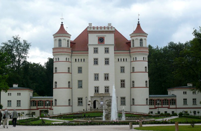 Von Jelenia Góra (Hirschberg) kommend, fährt man am Schloss Wojanów (Schildau) vorbei
