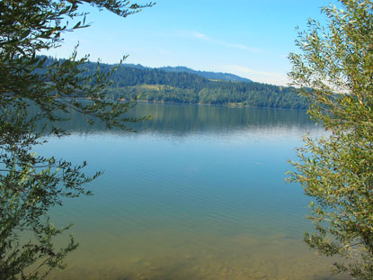 Der Jezioro Czorsztyńskie, Rckhaltebecken fr den Dunajec-See. 