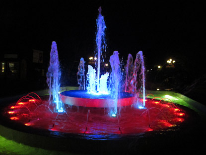 Am Abend wird der Springbrunnen illuminiert.
