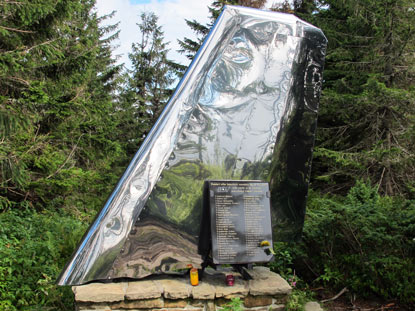 Ein Denkmal am Berg Polica erinnert an das Flugzeugunglck vom 02.04.1969, bei dem 53 Personen ums Leben kamen.