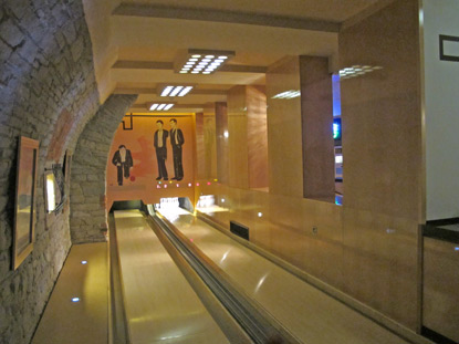 m Museum ist auch eine Gaststätte im Design der 20er Jahre (Art déco) mit Kegelbahn 