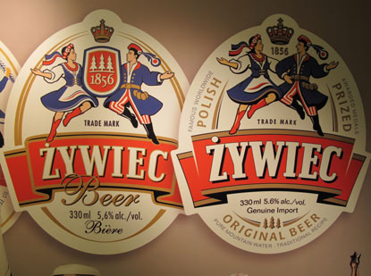 Das Logo der Biermarke Żywiec zeigt ein tanzendes Paar in traditioneller Krakauer Tanztracht