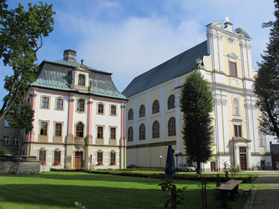 Die St. Josephs-Kirche (rechts) in Krzeszów  (Grüssau). Sie ist ohne Türme, da diese während dem Bau einstürzten.