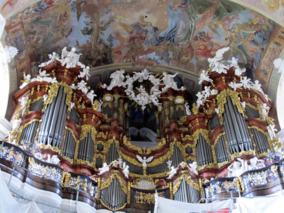 Die große Barockorgel in derAbteikirche von Krzeszów (Grüssau) besteht aus 2.606 Pfeifen. 