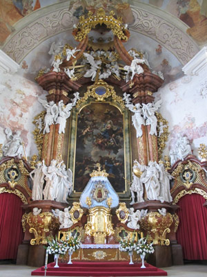 Im Inneren  der Abteikirche setzt sich die barocke Pracht fort.