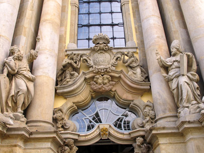 Der barocke Eingang der Abteikirche von Krzeszów (Grüssau)