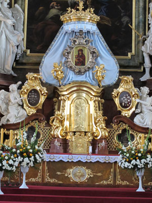 Um die Ikone der Madonna mit dem Jesuskind auf dem Altar ranken sich sehr viele Legenden. Das auf Lärchenholz gemalte Gnadenbild soll aus dem Jahre 1318 stammen.