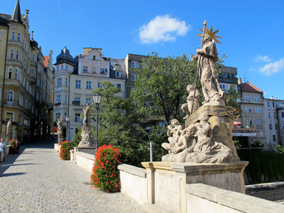 Die Brücke des heiligen Jan in Kłodzko (Glatz). Sechs Figuren schmücken die Brücke