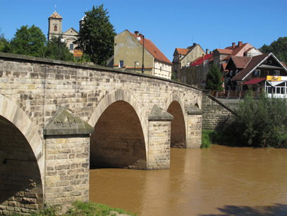 Die "Steinerne Brücke" aus dem 15. Jh. über die Glatzer Neiße in Bardo (Wartha)