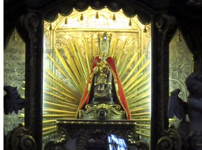 Am Altar befindet sich die 43 cm große Figur der Warthaer-Madonna. Sie ist die älteste Holzfigur Schlesiens.