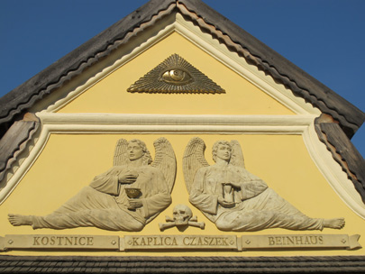 Im Vorort Czermna (Deutsch-Tscherbeney) von Bad Kudowa steht eine Schädelkapelle. An den Wänden sind bis zur Decke etwa 3.000  Gebeine und Schädel "verbaut"