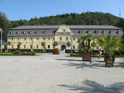 Blick im Kurpark auf das Sanatorium Sanatorium Zameczek (Schlösschen)
