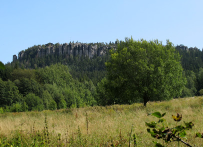 Von der Bergbaude hat man diesen Blick auf die 919 m hohe  Szczeliniece Wielki (Große Heuscheuer) 