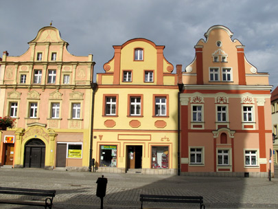 Bürgerhäuser, teilweise mit Laubengänge, umsäumen den Rynek (Marktplatz) von  Lądek Zdrój (Bad Landeck) 