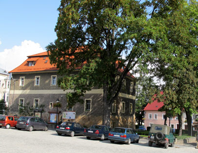 Das Rathaus von Złoty Stok (Marktplatz Reichenstein) im Góry Słote (Reichensteiner Gebirge)