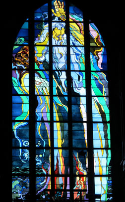 In der Kościół Franciszkanów (Franziskanerkirche) sind Jugendstil-Bleiglasfenster angebracht. 