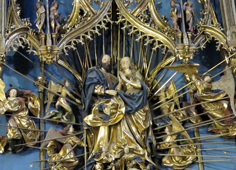 Über der Darstellung "Mariä Entschlafung" ist die Himmelfahrt von Maria dargestellt. Jesus begleitet seine Mutter in den Himmel. Mehrere Engel tragen die Beiden nach oben.