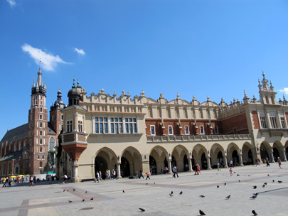  Der Rynek Główny (Hauptmarkt) von Kraków (Krakau). Blick auf die Tuchhallen und Marienkirche