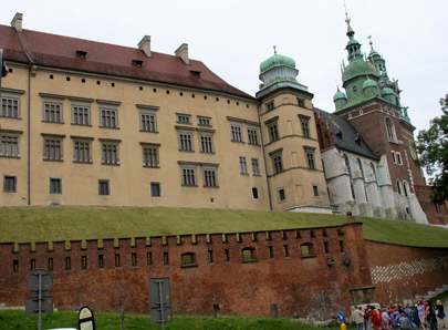 Aufgang zum Wawel-Hügel mit dem Zamek (Königsschloss) und der Katedra (Kathedrale).
