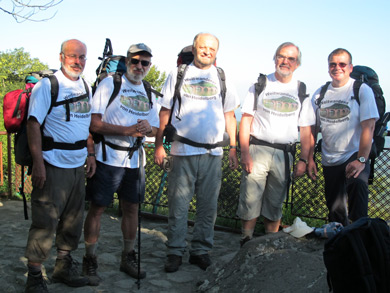 Harald, Klaus, Felix, Wolfgang und Dirk am Aussichtspunkt auf dem Dobogókö im Visegráder-Gebirge