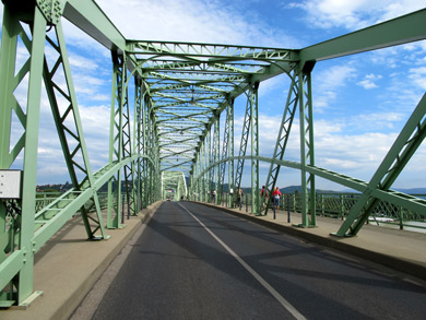 Über die erst 2001 wieder aufgebaute Mária-Valéria-Brücke  gelangt man von Esztergom in den slowakischen Ort Štúrovo