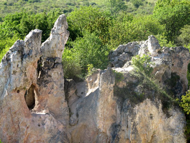 Die Teve-szikla-Felsen vor Pilisborosjenö  in Ungarn