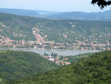 Blick zurück auf Visegrád   und auf die gegenüberliegende Stadt Nagymaros 