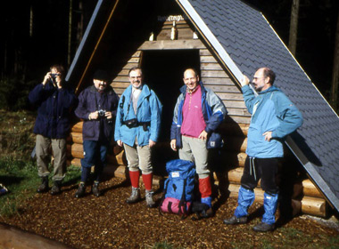 Rast an einer Schutzhütte auf dem Rennsteig. Klaus (mit Camera), Hanjo, Wolfgang, Eugen und Harald
