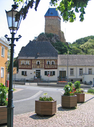 Rheinsteig: Die Burg im Ort Frauenstein