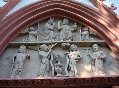 Rheinsteig: Schmuckstück von Marienthal ist das Tympanon (14. Jh.). Es zeigt oben Christus und seine Mutter zwischen 2 Engeln.