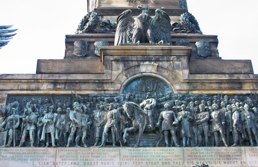 Relief Niederwalddenkmal. Unter der Germania sind auf einem Relief 133 Personen (Fürsten, Soldaten) und in der Mitte zu Pferde Kaiser Wilhelm I. in Lebensgröße abgebildet.