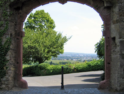 Rheinsteig: Schloss Vollrads. Blick durch das Eingangstor auf den Ort Winkel