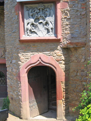Eingangsportal zum Wohnturm Vollrads. Das Wappen der Grafen Greiffenclau steht über dem Eingang.