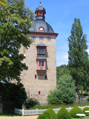 In einem Teich steht der 1330 errichtete Wohnturm vom Schloss Vollrads.
