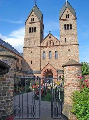 Das Kirchentor der Abteikirche St.-Hildegard 