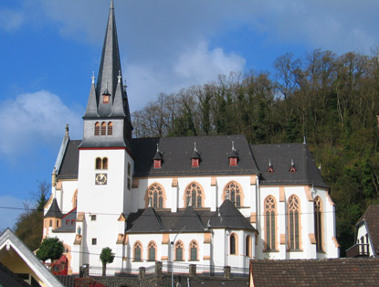Leubsdorf am Rhein Von weit her grüßt die Pfarrkirche St. Walburgis, genannt als "Weiße Kirche" vom Rhein.