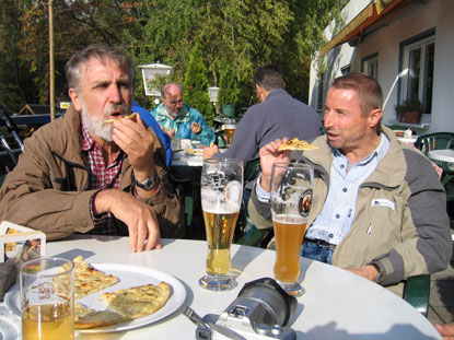 Klaus (links) und Roland im Restaurant im Zoo von Neuwied. 