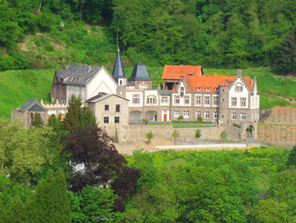 Rheinburgenweg: Schloss Augustaburg (1891) in Brohl-Lützing hat eine bewegte Geschichte: Knabenpensionat, Reichsführerinnenschule, Lager für jüdische Bürger und Mietwohnung